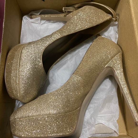 Aldo Gold Heels - Picture 2 of 3